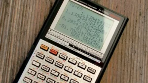 Calculadora científica sobre una mesa de madera