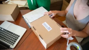 Mujer preparando pedidos de su tienda online en la mesa de trabajo